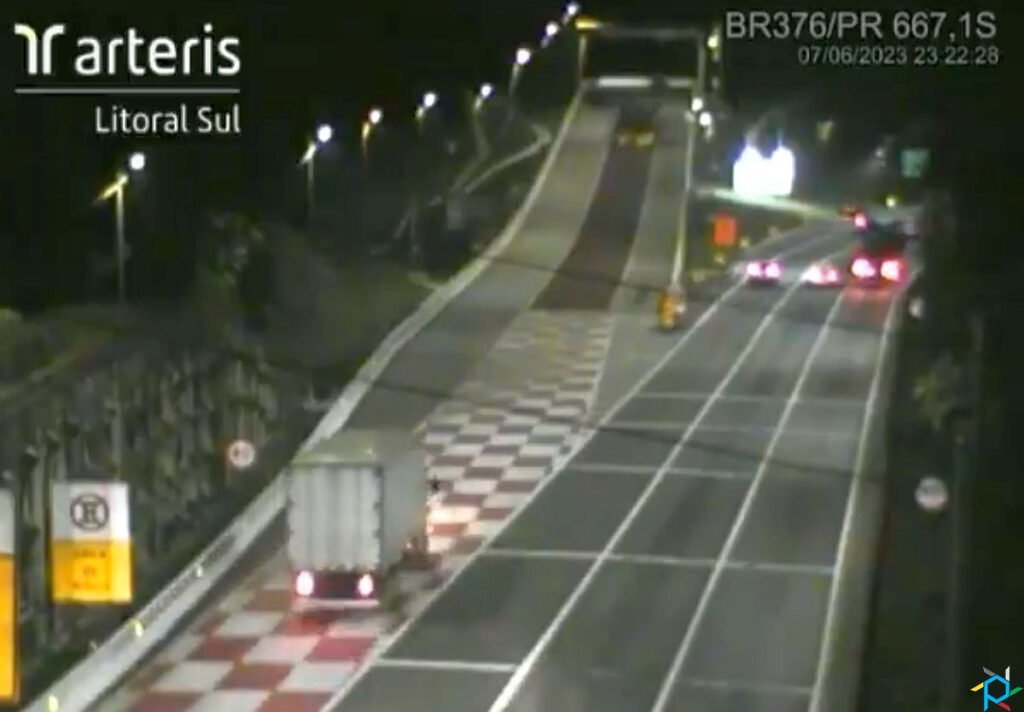 Caminhão lotado com 14 toneladas de mimosa escapa de tragédia